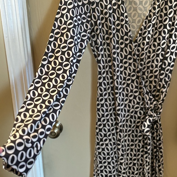 Diane Von Furstenberg Long Sleeve Wrap Dress, 100% Silk, Size 10 - Picture 4 of 6